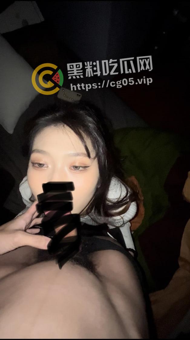 广东科技大学大一新生  粉头发的妹妹 追着体育生学长求草 主动要求录像 颜值风骚一顶一的棒-10