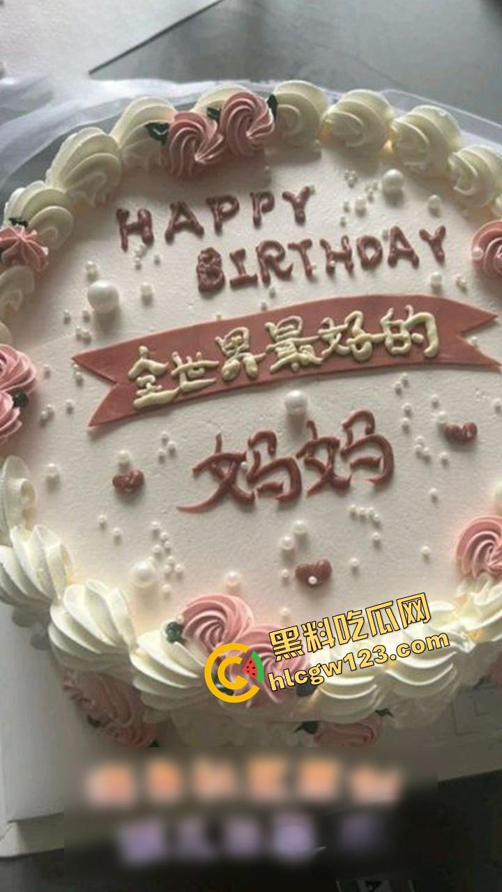 海角乱伦00后跟45岁老母新娘秀禾服返场，我妈一宿被我操成新娘，狼牙套干高潮后又逼扣喷水！-4