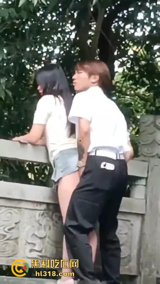 这世道还是黄毛牛逼！精神小伙桥上无套后入学生妹，清纯嫩妹翘起肥臀配合，羡慕黄毛！-3