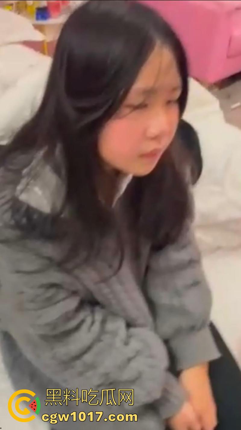 霸凌殴打巨乳肥臀骚妹，竟强迫其跟她叔做爱，江苏无锡00后霸凌事件，一群人扇耳光暴打，最后还被叔叔操，真是畜生啊！-1