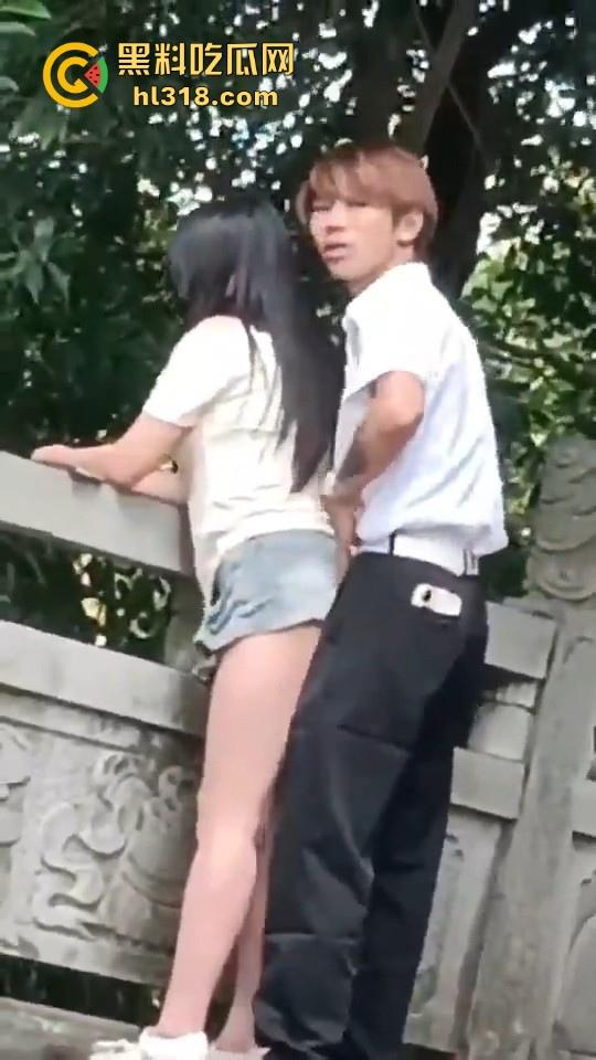 这世道还是黄毛牛逼！精神小伙桥上无套后入学生妹，清纯嫩妹翘起肥臀配合，羡慕黄毛！-5