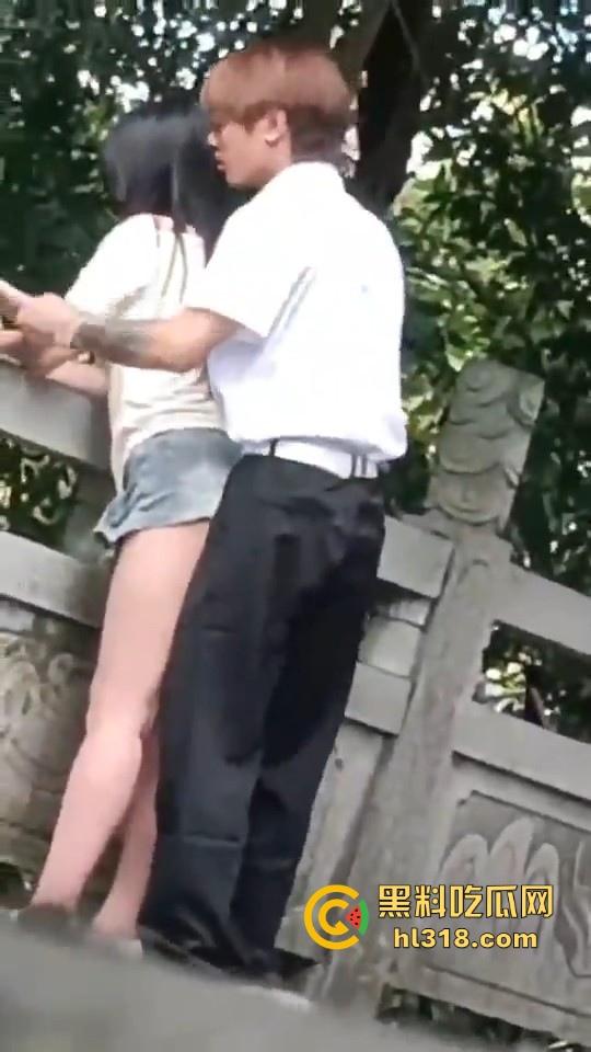 这世道还是黄毛牛逼！精神小伙桥上无套后入学生妹，清纯嫩妹翘起肥臀配合，羡慕黄毛！-6