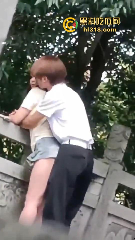 这世道还是黄毛牛逼！精神小伙桥上无套后入学生妹，清纯嫩妹翘起肥臀配合，羡慕黄毛！-8