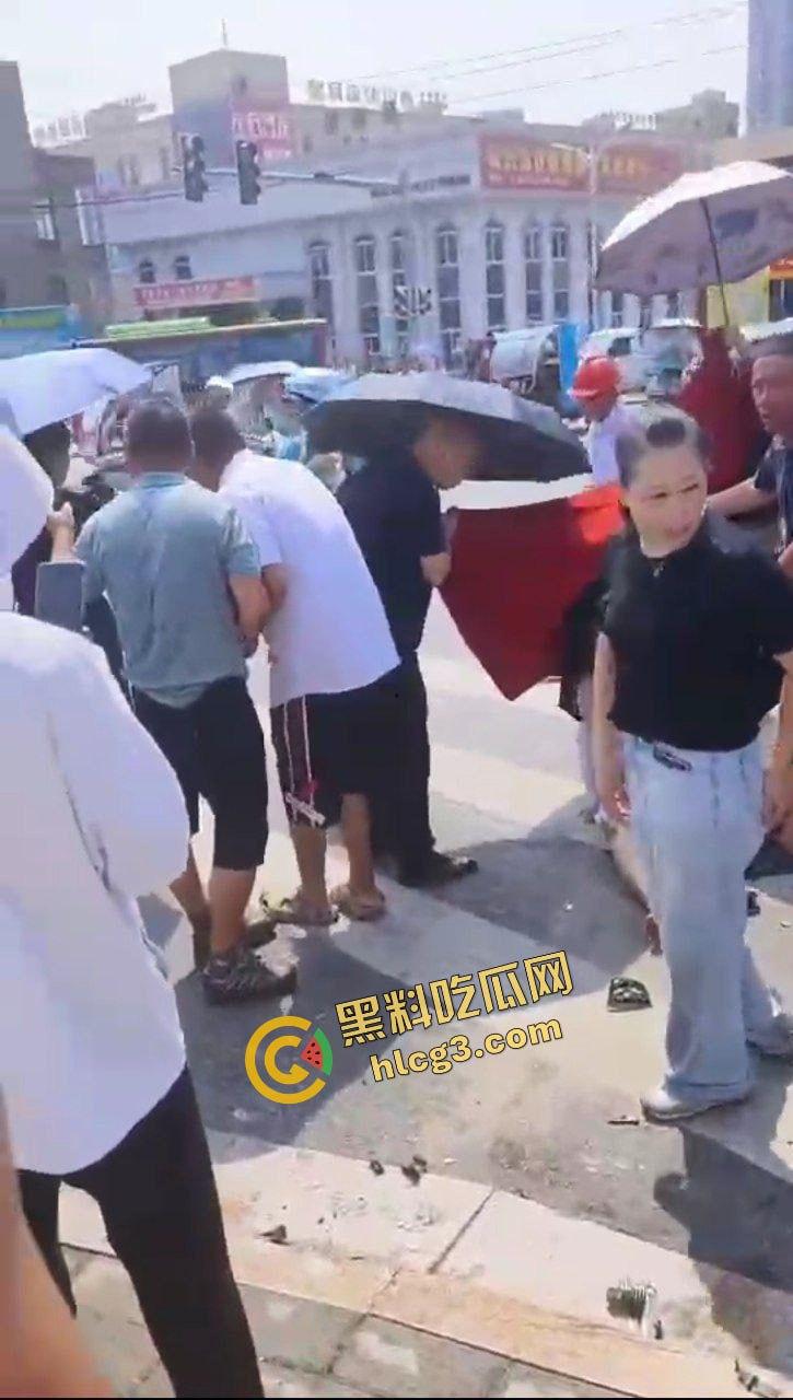 浙江乐清虹桥 特斯拉闯红灯突然加速冲撞电瓶车 造成3人重伤！监控实拍狼藉场面-6