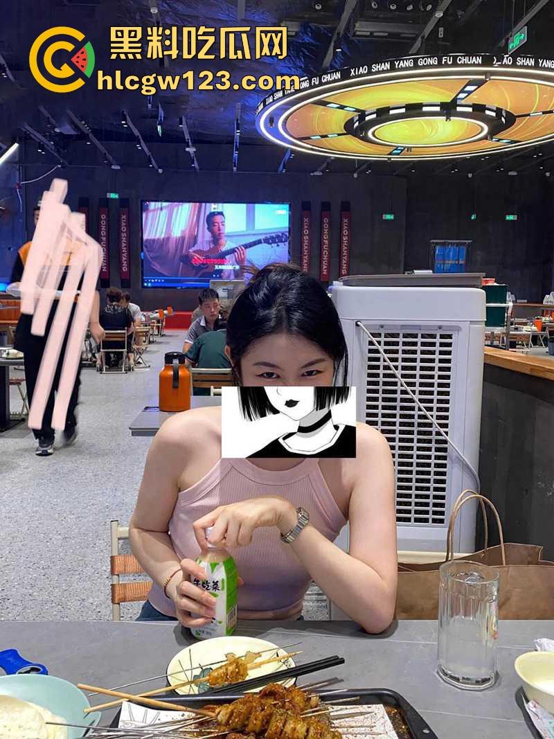 海角乱伦大神 39岁大屁股妈妈30岁堂姐 终于在堂姐醉酒状态 进入了堂姐的骚逼 但是过程堂姐醒了!-3