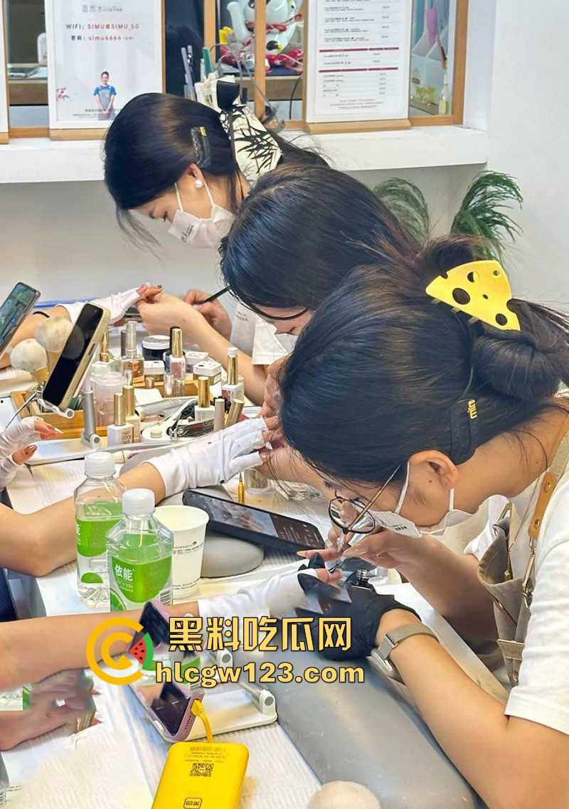 海角乱伦大神 39岁大屁股妈妈30岁堂姐 终于在堂姐醉酒状态 进入了堂姐的骚逼 但是过程堂姐醒了!-5