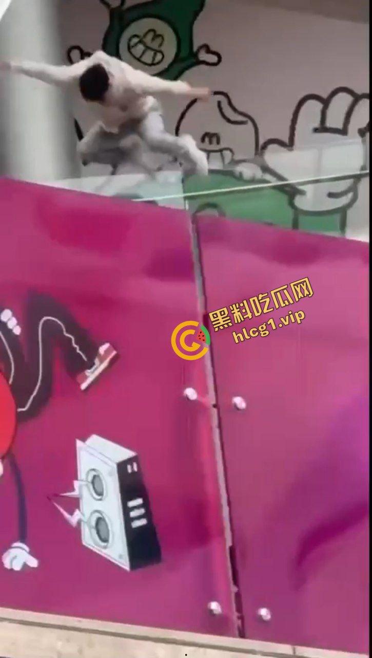 昆明 同德广场商场 15岁抑郁症男孩 因父母离异 从4楼一跃而下 跳楼自杀！-8