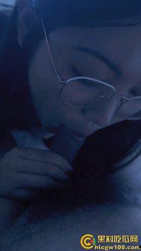 上海政法学院新闻系【李妍妍】，05反差母狗给金主跪地口交技术娴熟，被金主操的鬼哭狼嚎的-7