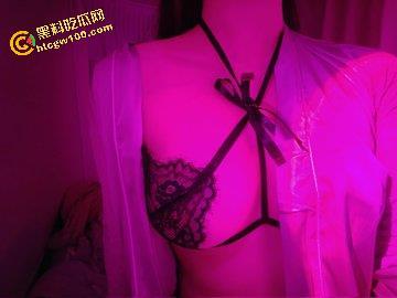 上海政法学院新闻系【李妍妍】，05反差母狗给金主跪地口交技术娴熟，被金主操的鬼哭狼嚎的-9