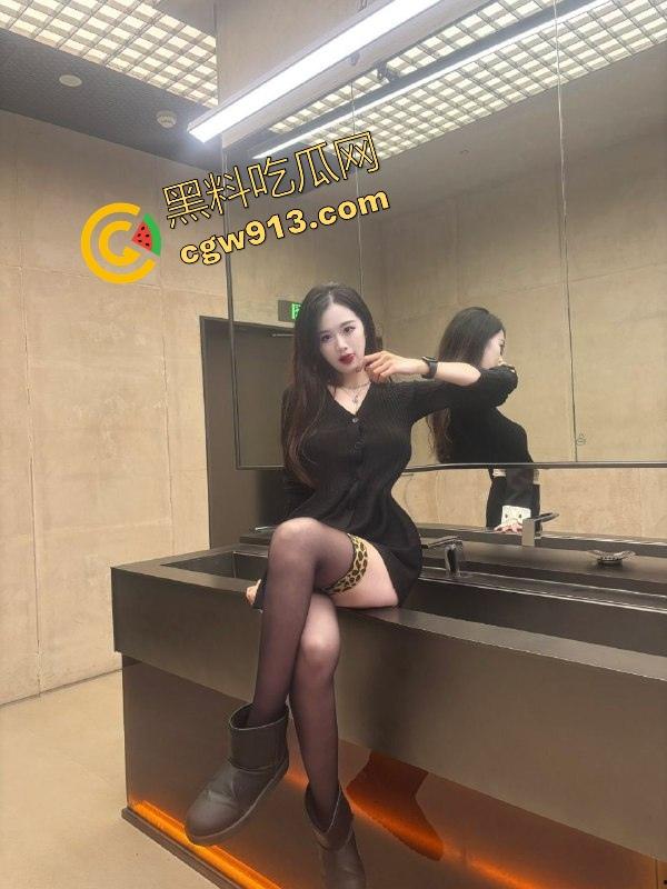 白嫩蜜桃臀谁顶得住？精神小妹性瘾超重天天骑，母狗反差一开，蜜桃白臀上下啪啪抖姿势玩尽！-9