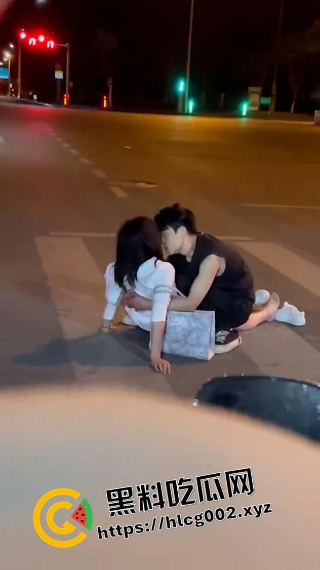 世界奇奇怪怪 斑马线上做爱 小情侣半夜斑马线上就开始搞起来 这也是一种野战吗-2