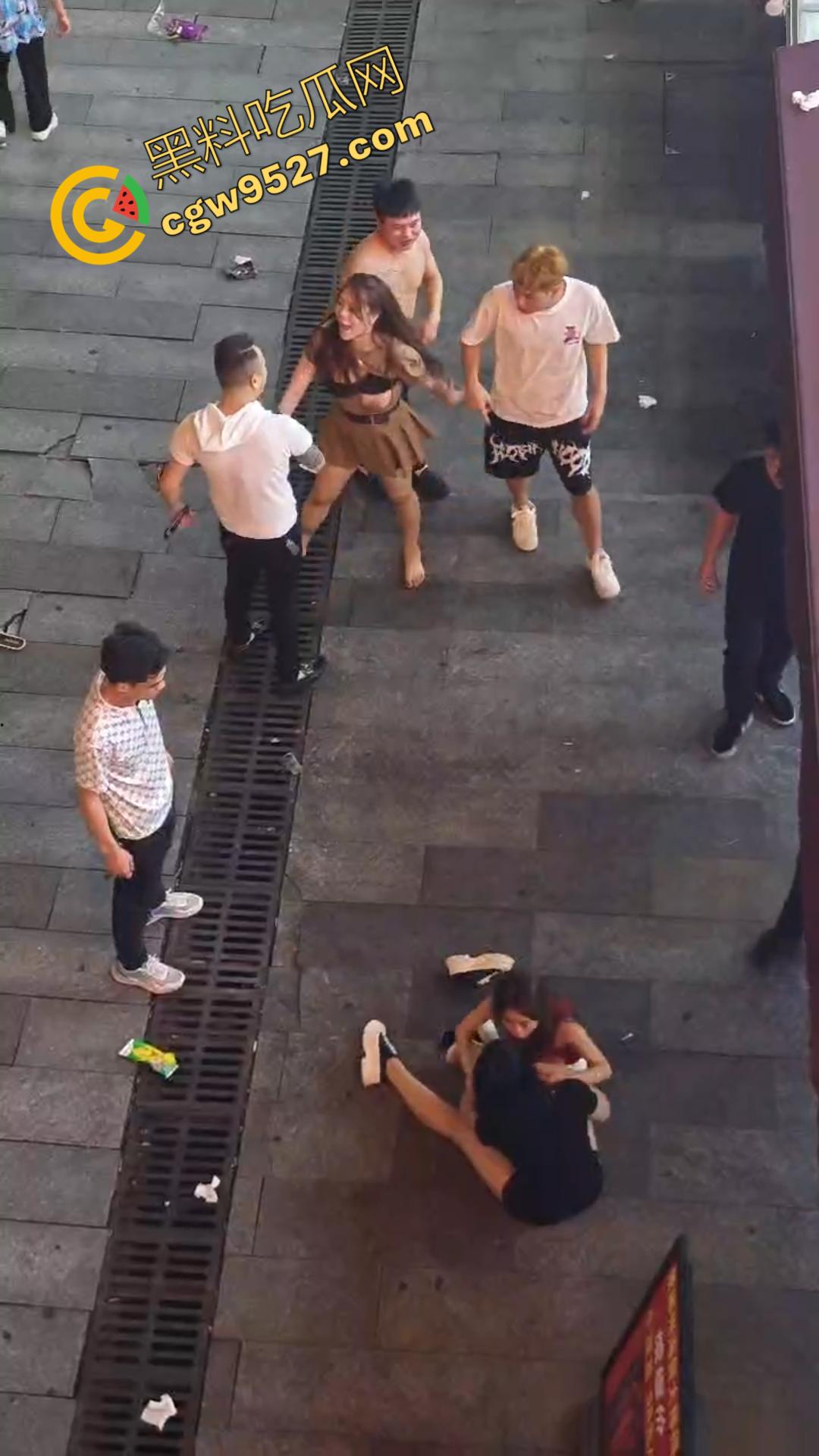 成都酒吧门口两女子街头打架视频流出！大奶美女打的奶子都蹦出来，酒吧门口荷尔蒙狂飙-3
