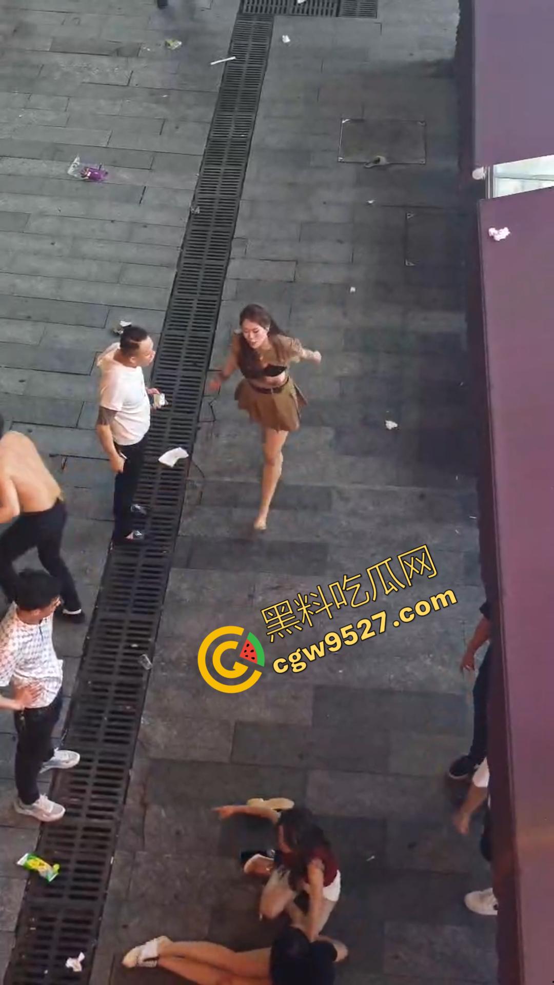 成都酒吧门口两女子街头打架视频流出！大奶美女打的奶子都蹦出来，酒吧门口荷尔蒙狂飙-6