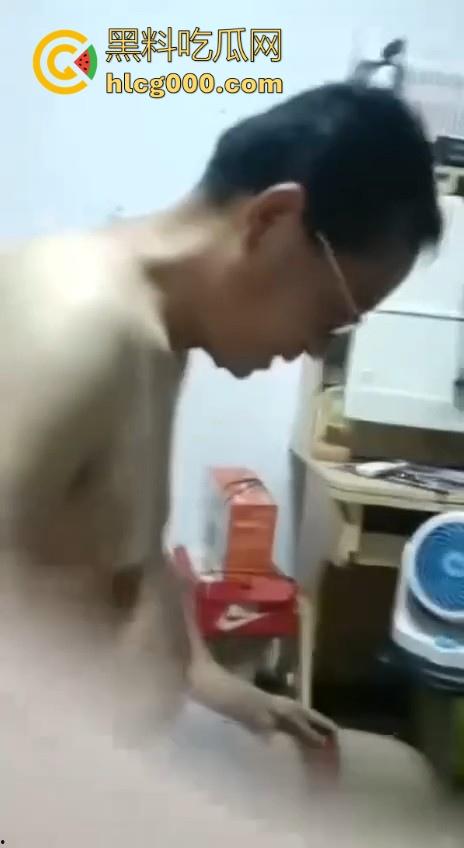 高校极品女学生【李如意】勾引化学老师玩SM，性欲母狗把油腻大叔榨干，不雅视频曝光流出！-7