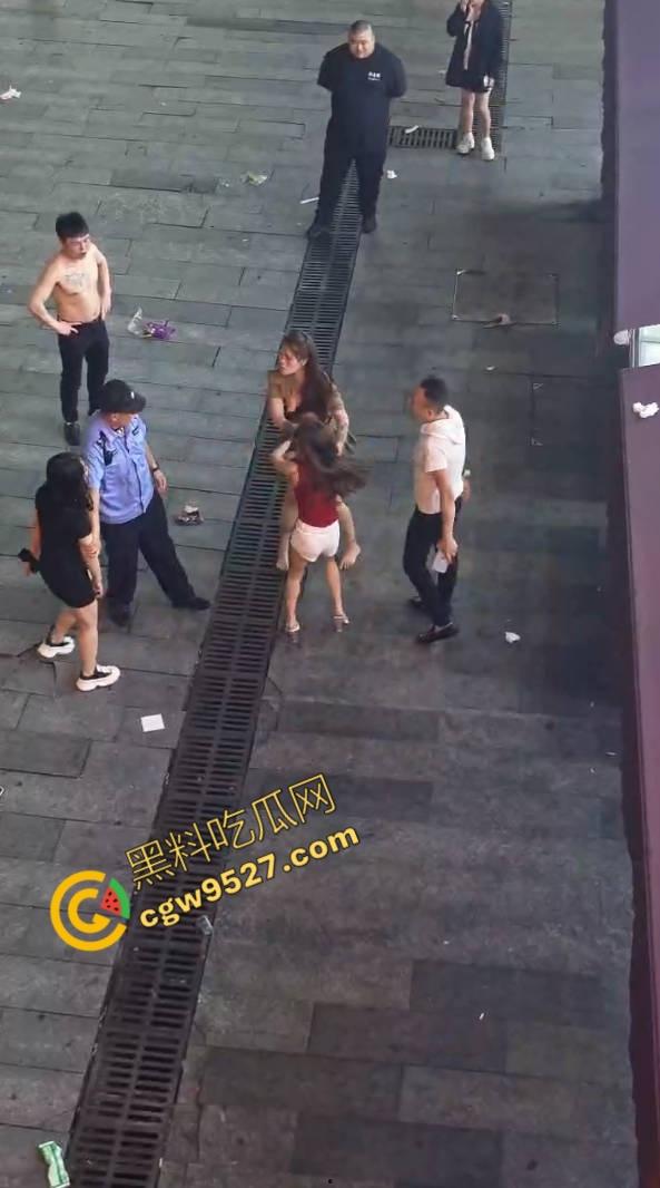 成都酒吧门口两女子街头打架视频流出！大奶美女打的奶子都蹦出来，酒吧门口荷尔蒙狂飙-7