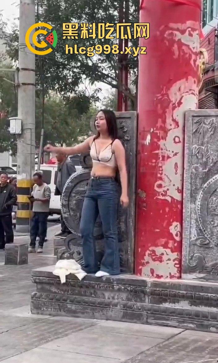 渭南小仙女外卖超时发疯大作！骑手成了无辜炮灰摔外卖不够，街头脱衣撒泼场面辣眼睛！-7