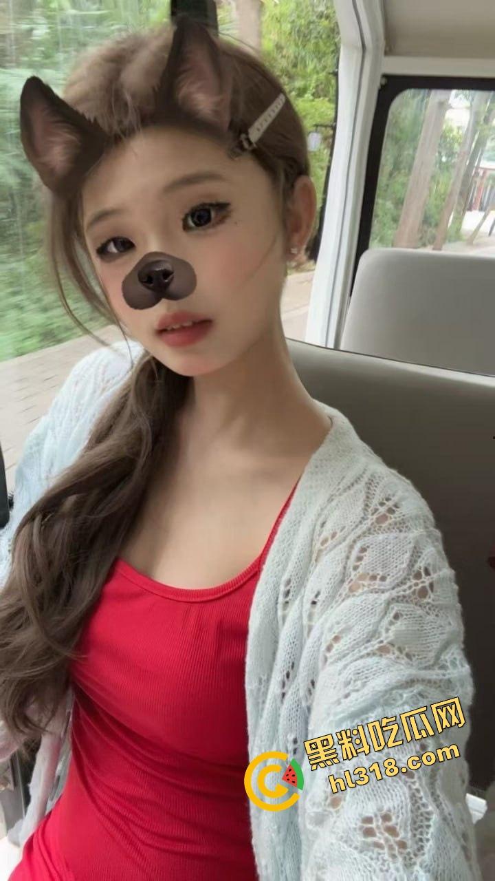 万物皆可插的骚逼女人性欲高到没天理，家里啥都能插，梳子拿来当鸡巴，自己玩得高潮喷水！-1