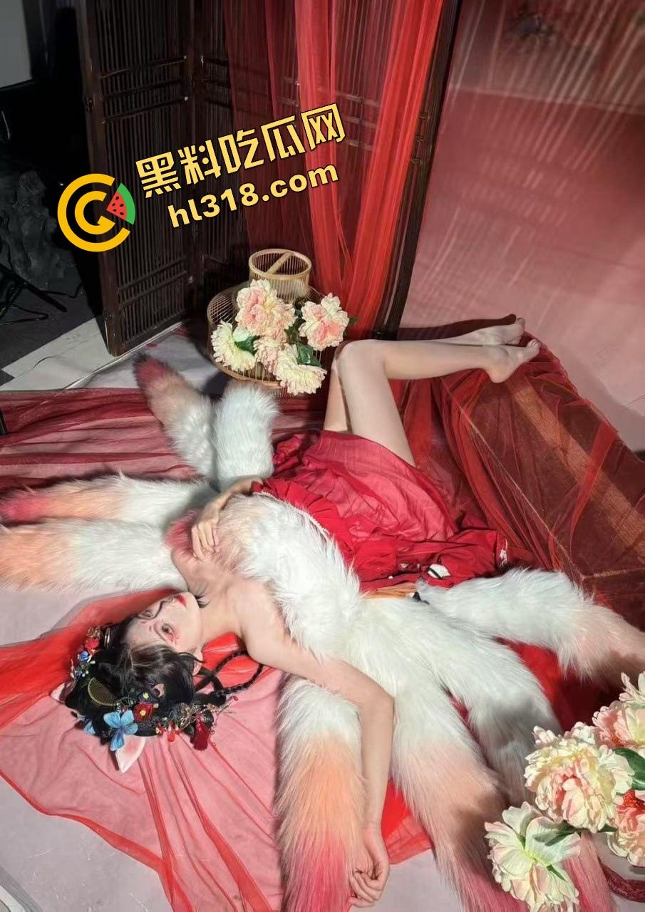万物皆可插的骚逼女人性欲高到没天理，家里啥都能插，梳子拿来当鸡巴，自己玩得高潮喷水！-5