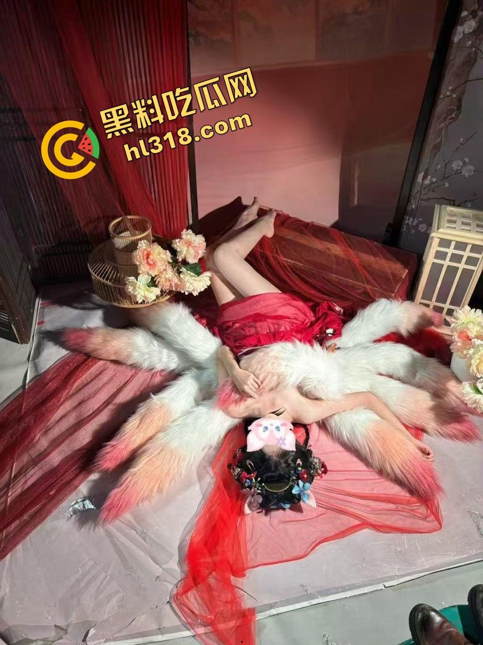 万物皆可插的骚逼女人性欲高到没天理，家里啥都能插，梳子拿来当鸡巴，自己玩得高潮喷水！-6