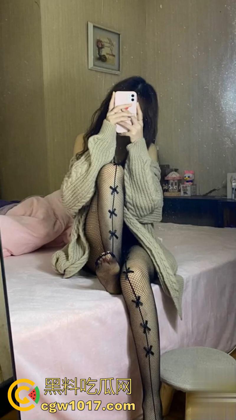 真实乱伦姐弟偷欢，有个当骚鸡卖淫的骚姐，极品长腿蜜桃臀姐姐，卖淫养弟弟只为和弟弟偷情乱伦，俩人还是龙凤胎！-5