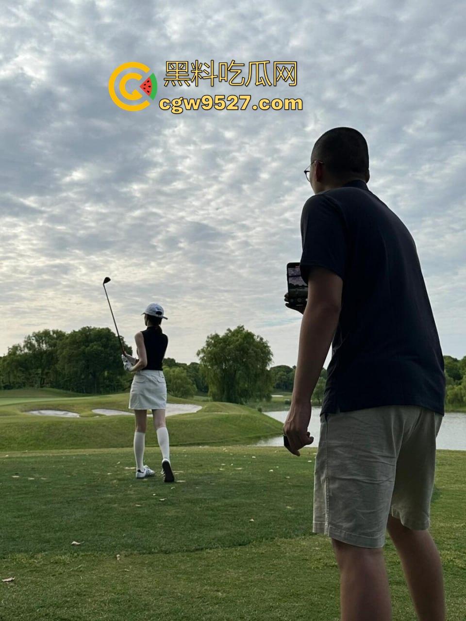 浙江富商私人高尔夫教练性爱私拍流出，不仅场上陪练床上也陪睡，极品蜜桃臀后入骑乘，内射爽到炸！-1