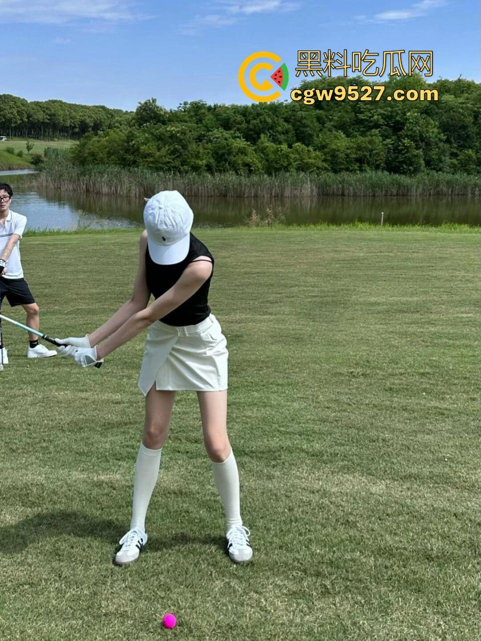 浙江富商私人高尔夫教练性爱私拍流出，不仅场上陪练床上也陪睡，极品蜜桃臀后入骑乘，内射爽到炸！-2