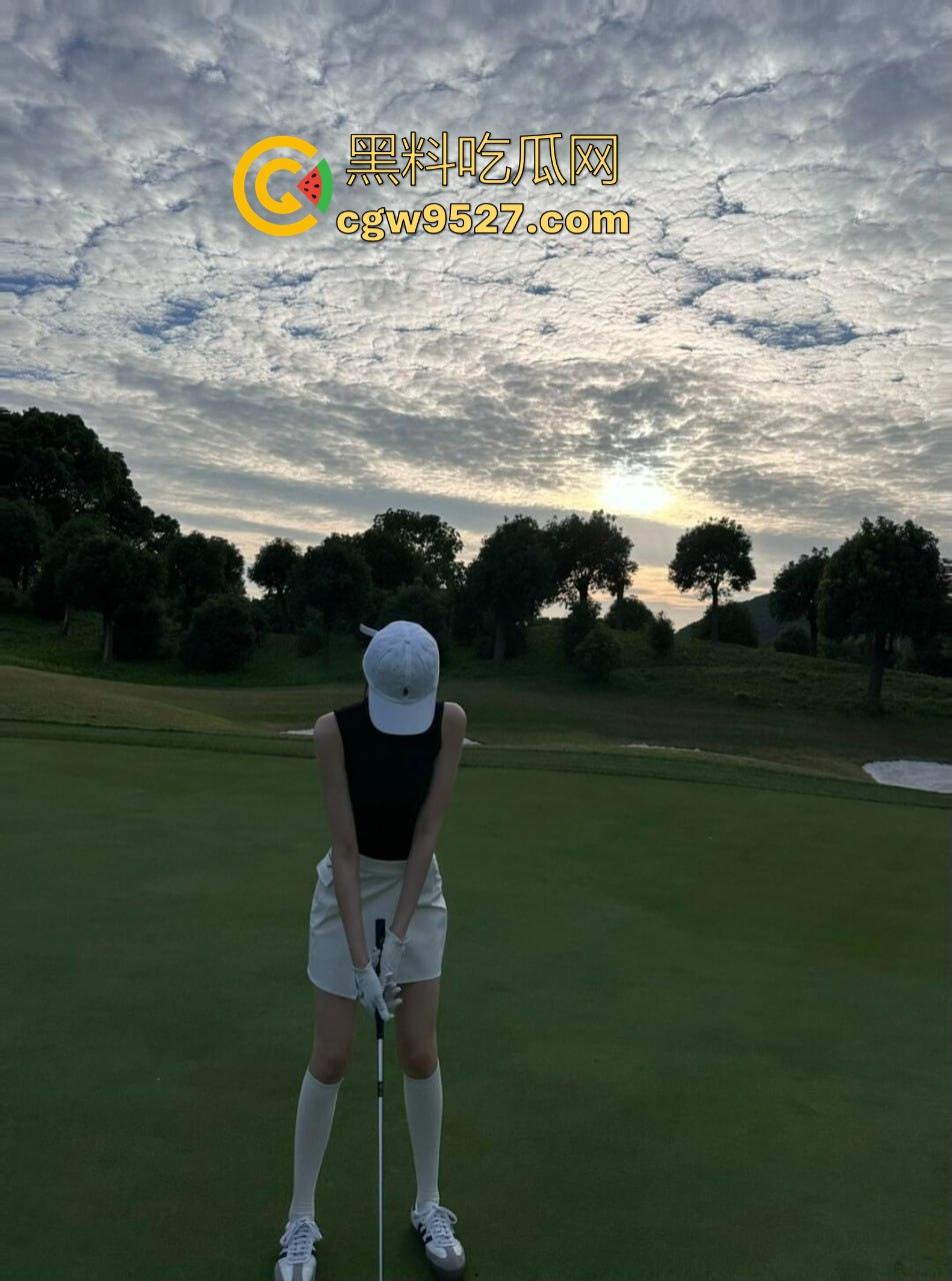 浙江富商私人高尔夫教练性爱私拍流出，不仅场上陪练床上也陪睡，极品蜜桃臀后入骑乘，内射爽到炸！-3
