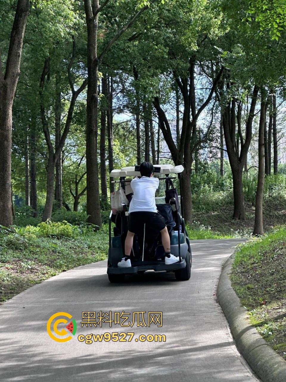 浙江富商私人高尔夫教练性爱私拍流出，不仅场上陪练床上也陪睡，极品蜜桃臀后入骑乘，内射爽到炸！-4