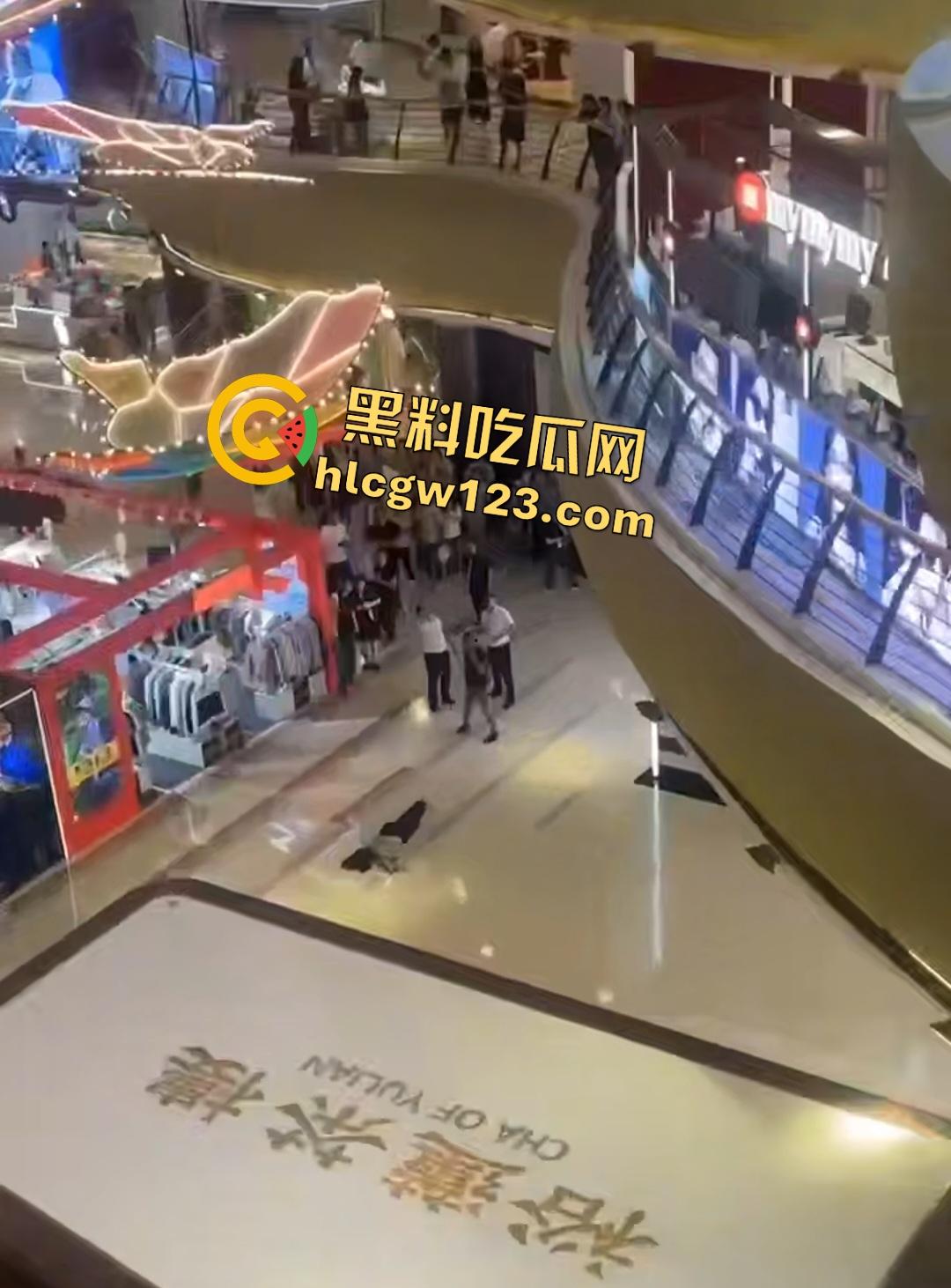 扬州京华城26岁女孩为茶颜悦色跳楼自杀！因男友买蜜雪冰城崩溃，男友终于解脱了！-3