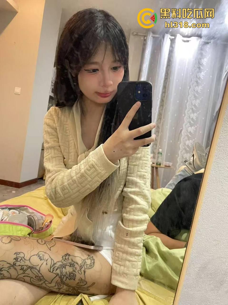 精神小伙玩得就是刺激！兄弟在朋友也不怕，盖上被子就开操，真开放啊，兄弟我能加入战斗不！-2