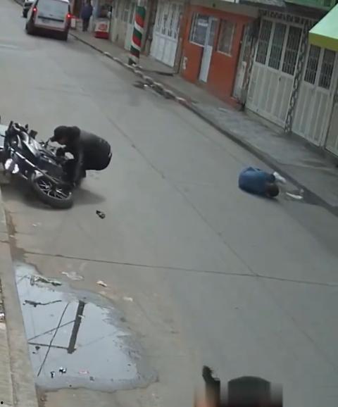 国外街头暗杀现场曝光：男子被暴徒直接爆头，警察瞬间反击，匪徒命丧街头，剩者逃窜，命运堪忧-5