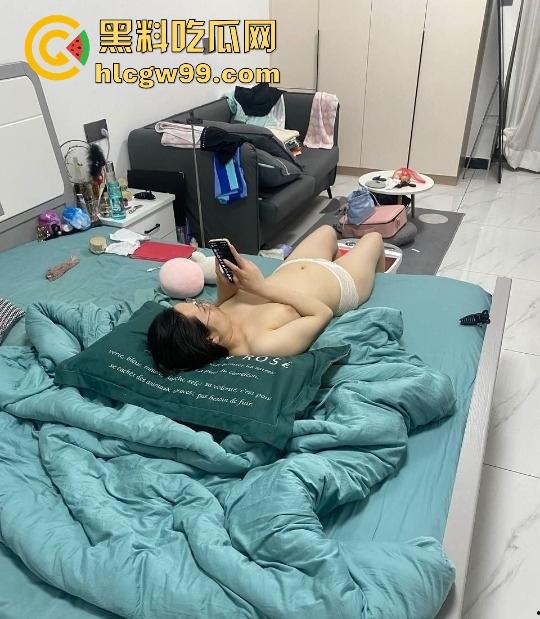 为人师表是假全裸是常态，骚老师女友勾引到停不下来，一天两炮伺候不够，学生们的打飞机素材都实现了！-9