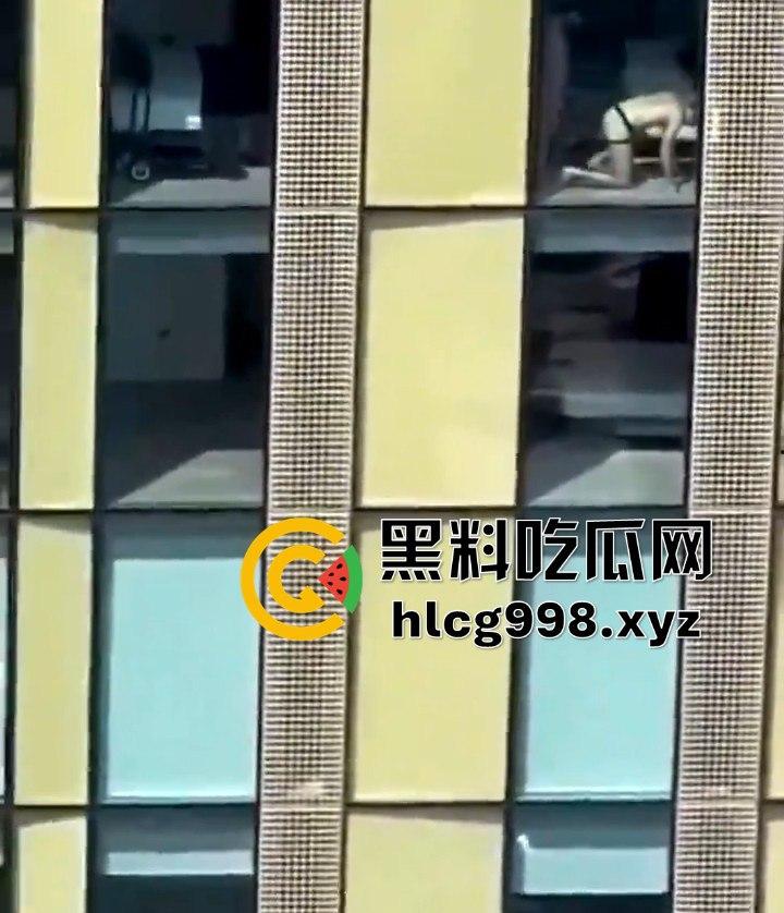 我嘞个骚刚！瓜友投稿酒店偷拍，激情后入到一半才发现是俩男的在搞！-5