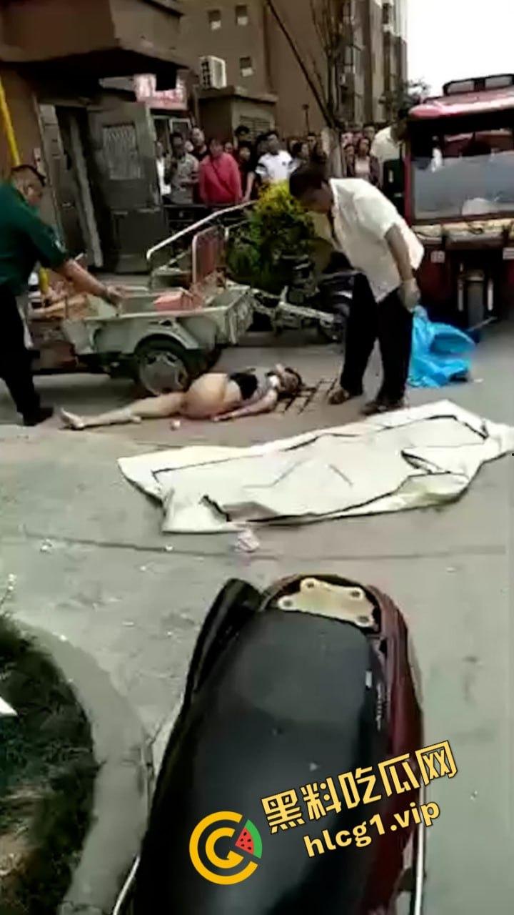 江苏无锡誉龙湖滨小区天台一对男女偷情约炮 男子后入式冲天炮 直接将爽翻天女子顶的坠楼死亡！-5