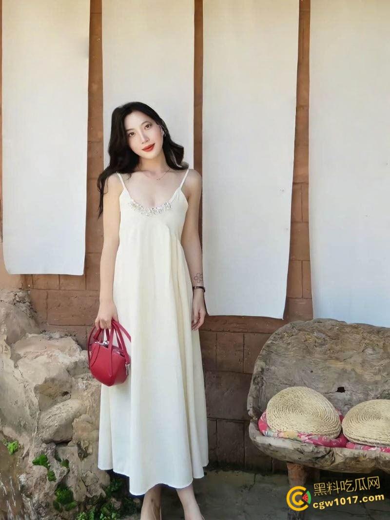 广东惠州小少妇【方瑞祺】，家中跪地口交榨精，打飞机手法堪比技师，黑丝翘臀足交，极致诱惑汁溅高潮！-1