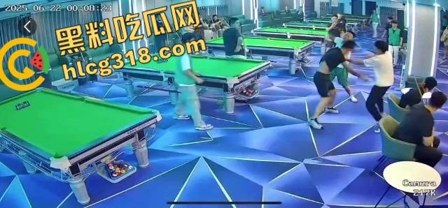 球杆打断还在踹，台球厅狠人拎命干架，倒地哥被打得脸变形连亲妈都快认不出来了！-1
