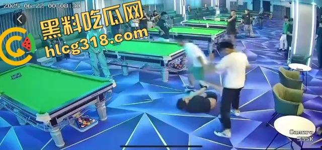 球杆打断还在踹，台球厅狠人拎命干架，倒地哥被打得脸变形连亲妈都快认不出来了！-2