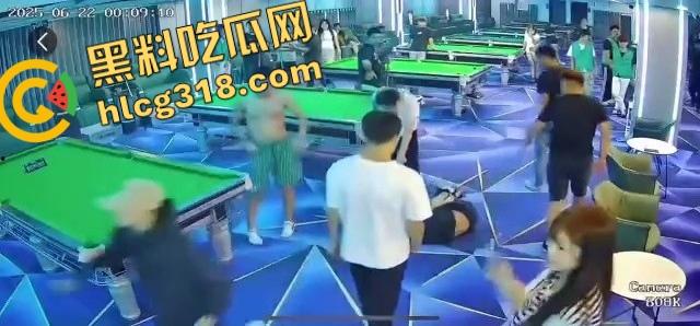 球杆打断还在踹，台球厅狠人拎命干架，倒地哥被打得脸变形连亲妈都快认不出来了！-4