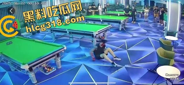球杆打断还在踹，台球厅狠人拎命干架，倒地哥被打得脸变形连亲妈都快认不出来了！-6