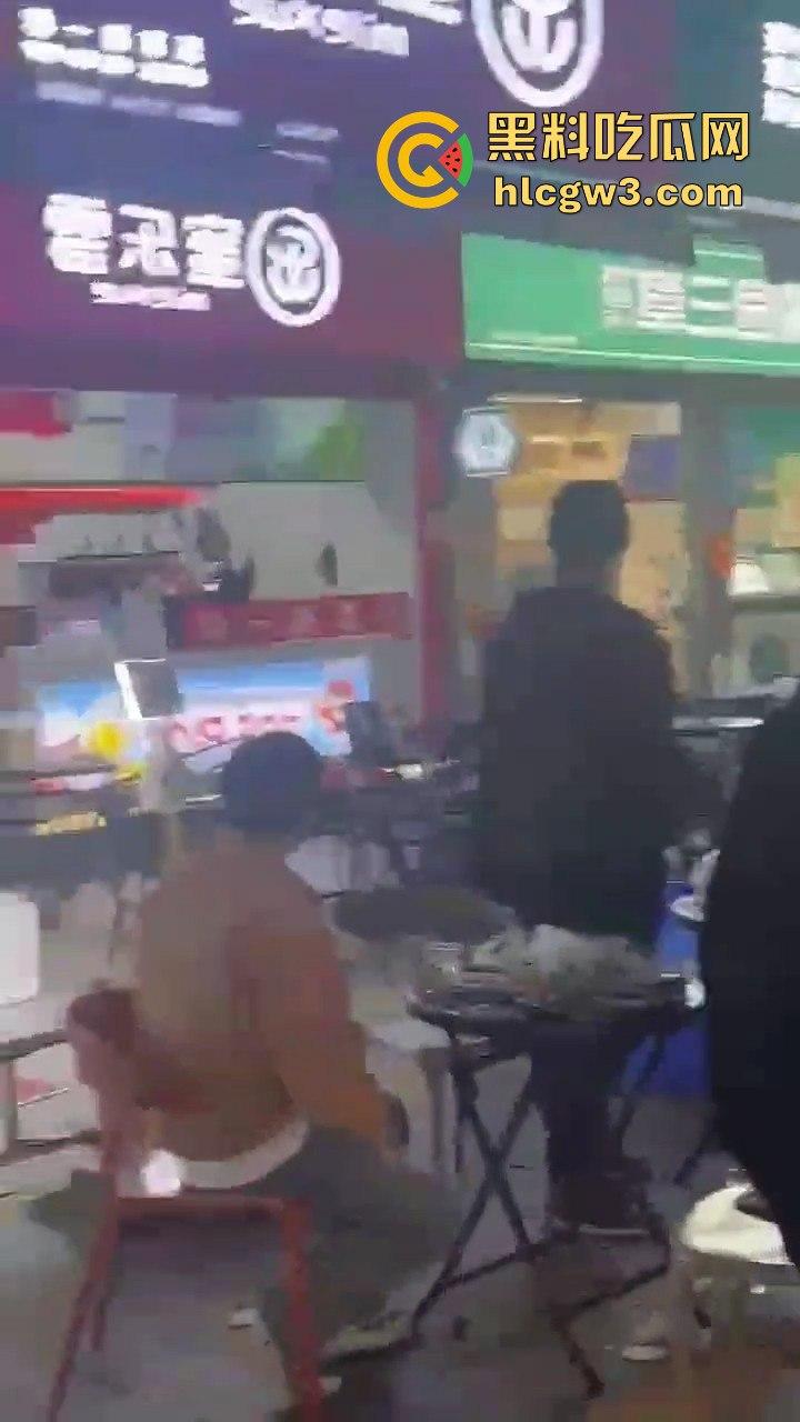 广州花都持刀男子当街挟持他人，警方迅速到场果断开枪击毙，场面堪比电影大片！-4