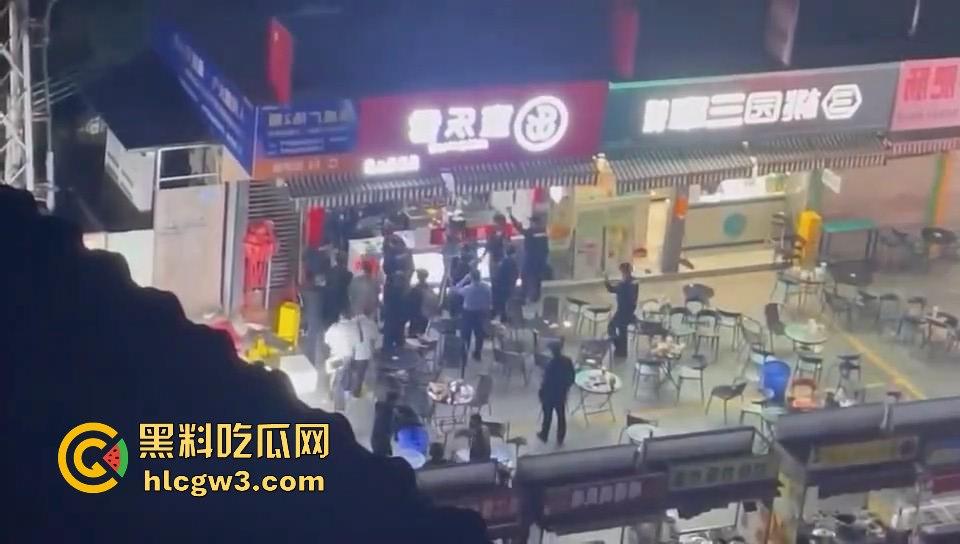 广州花都持刀男子当街挟持他人，警方迅速到场果断开枪击毙，场面堪比电影大片！-6