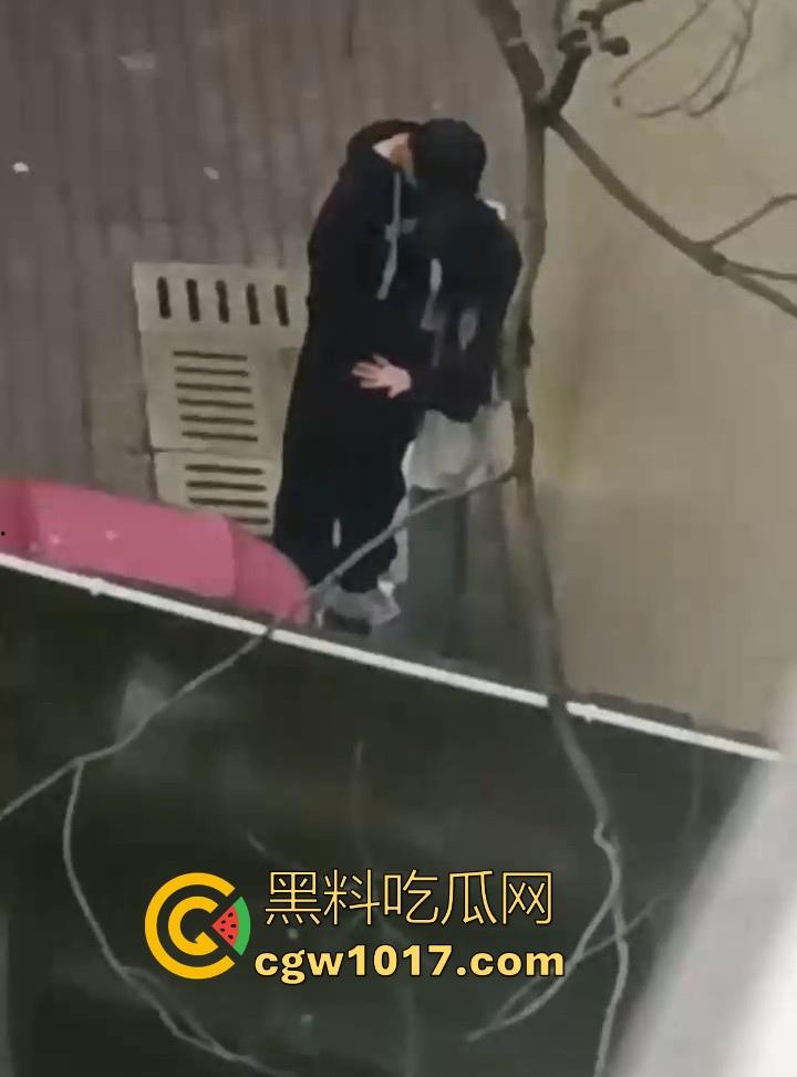 湖南师范大学宿舍角落小情侣偷情，我扣你的逼 你撸我的鸡，激情四射啊！熟悉的角落，熟悉的人，熟悉的动作！-8