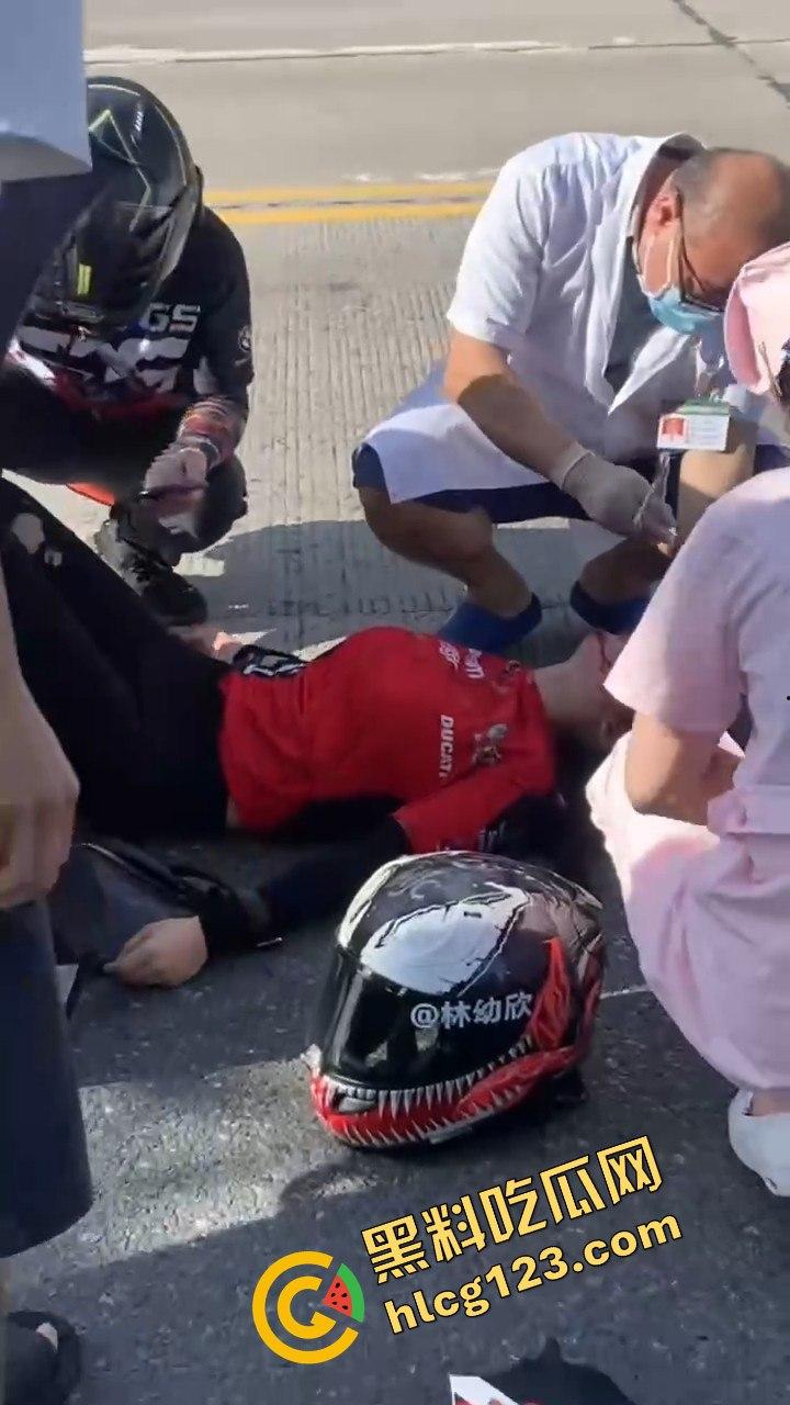 杜卡迪美女骑手林欣幼飙车遭撞飞！口吐鲜血倒地不起，机车女骑再度躺下！-11
