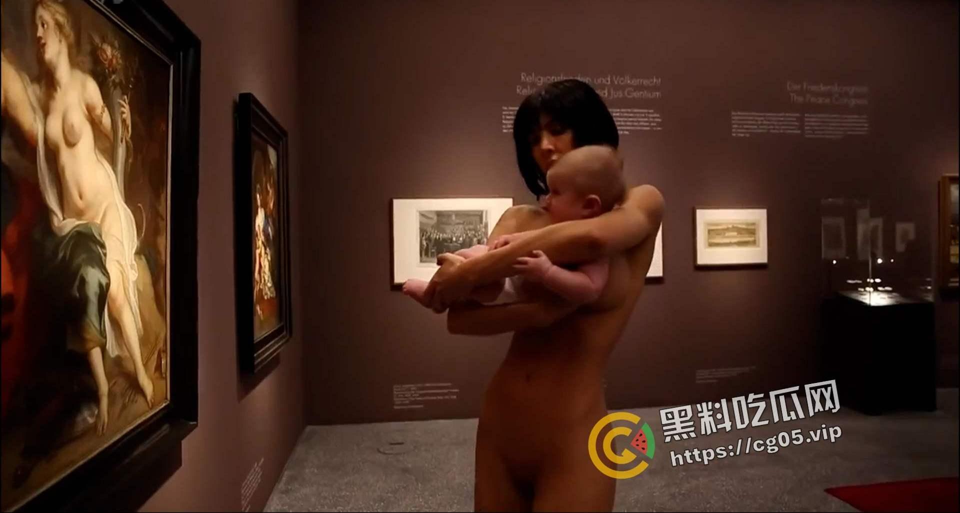 瑞士艺术家【米洛·莫蕾】经典街头暗箱摸胸摸奶完整版 海边阴道下蛋 裸体抱婴儿逛博物馆 六部行文艺术合集-13