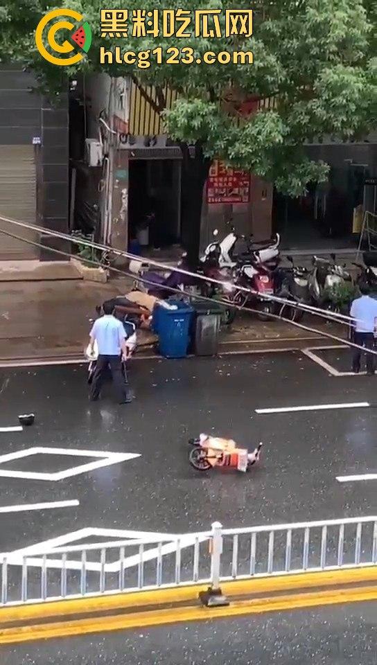 广东汕头男子拎着煤气罐 菜刀向警察行凶！ 疑似精神不正常！-7