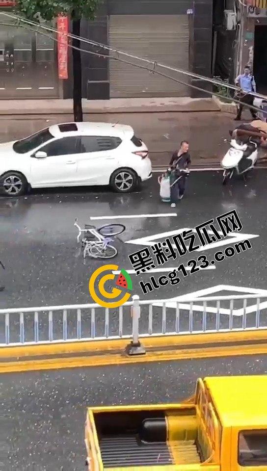广东汕头男子拎着煤气罐 菜刀向警察行凶！ 疑似精神不正常！-9