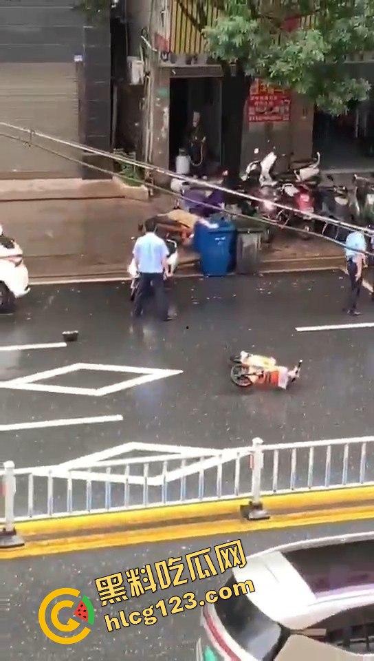 广东汕头男子拎着煤气罐 菜刀向警察行凶！ 疑似精神不正常！-10