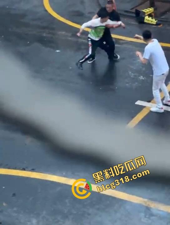 两人当街持刀互砍，地上都是血了还有热心大哥冲上去劝架，这不是劝架这是想加菜，刀都举起来了你上去干啥？-3