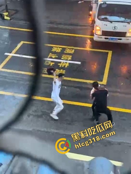 两人当街持刀互砍，地上都是血了还有热心大哥冲上去劝架，这不是劝架这是想加菜，刀都举起来了你上去干啥？-4