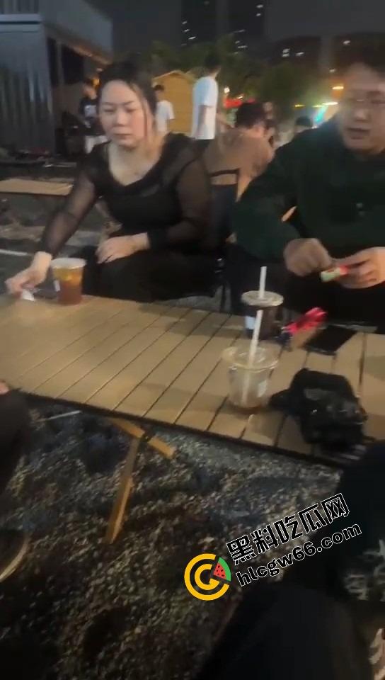 群友约炮翻车现场，照片是24岁学生妹，真人到场44岁乔碧落，哭着把炮日完谁让烧烤吃那么香？-11